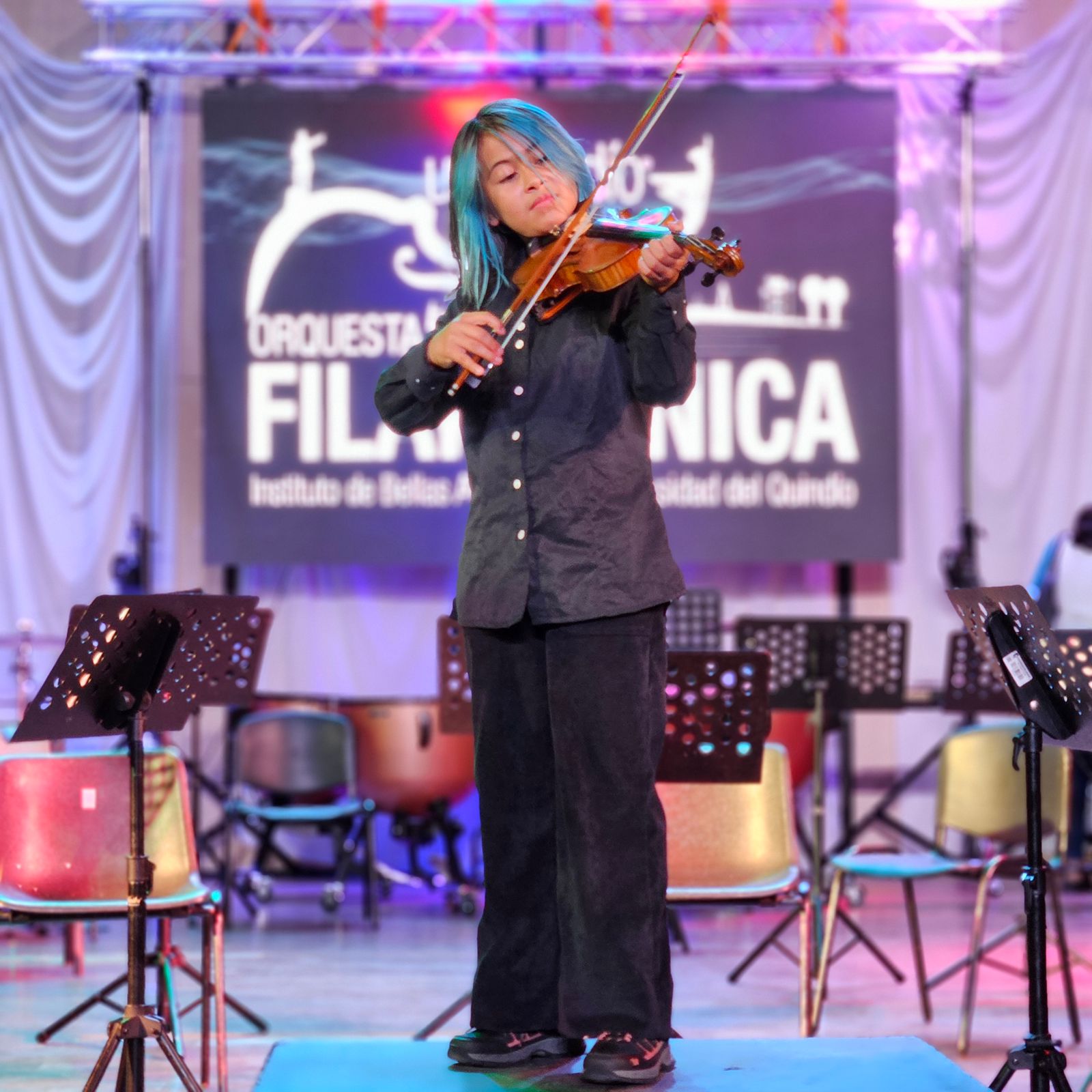 Ariana Moreno, la violinista más joven de la Orquesta Filarmónica de la  Uniquindío