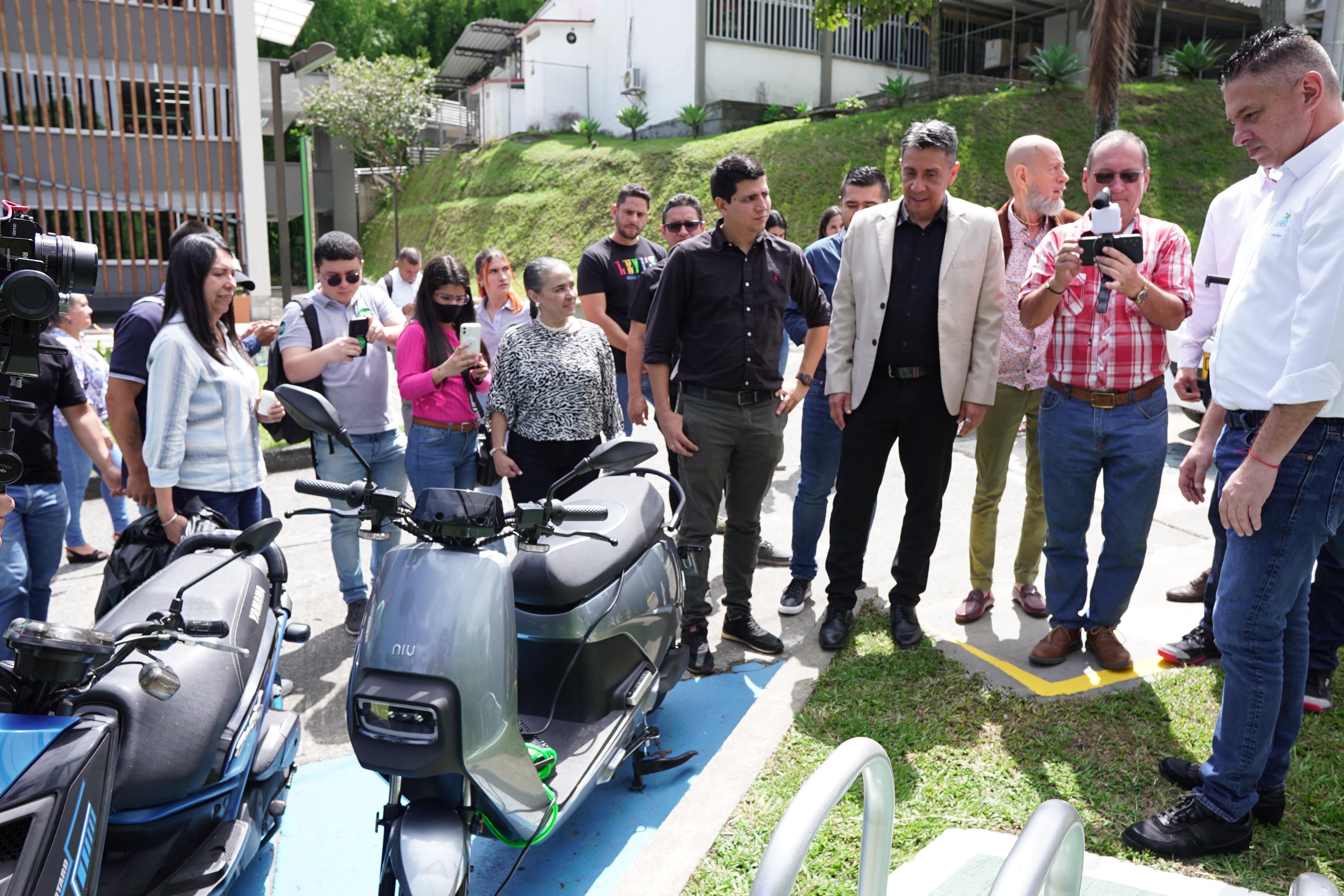 442 paneles solares le dan energía a la UQ